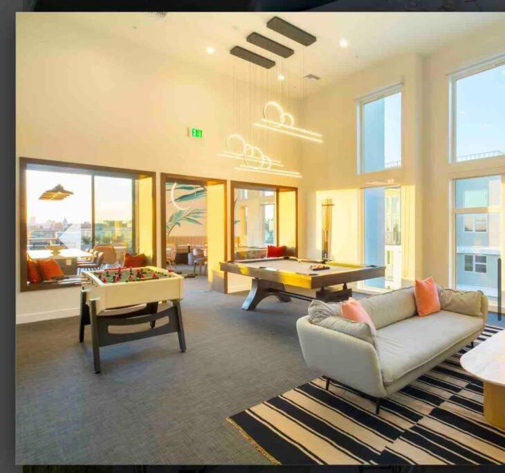 Relax On Wilshire With A View Apartment Los Angeles Exterior photo